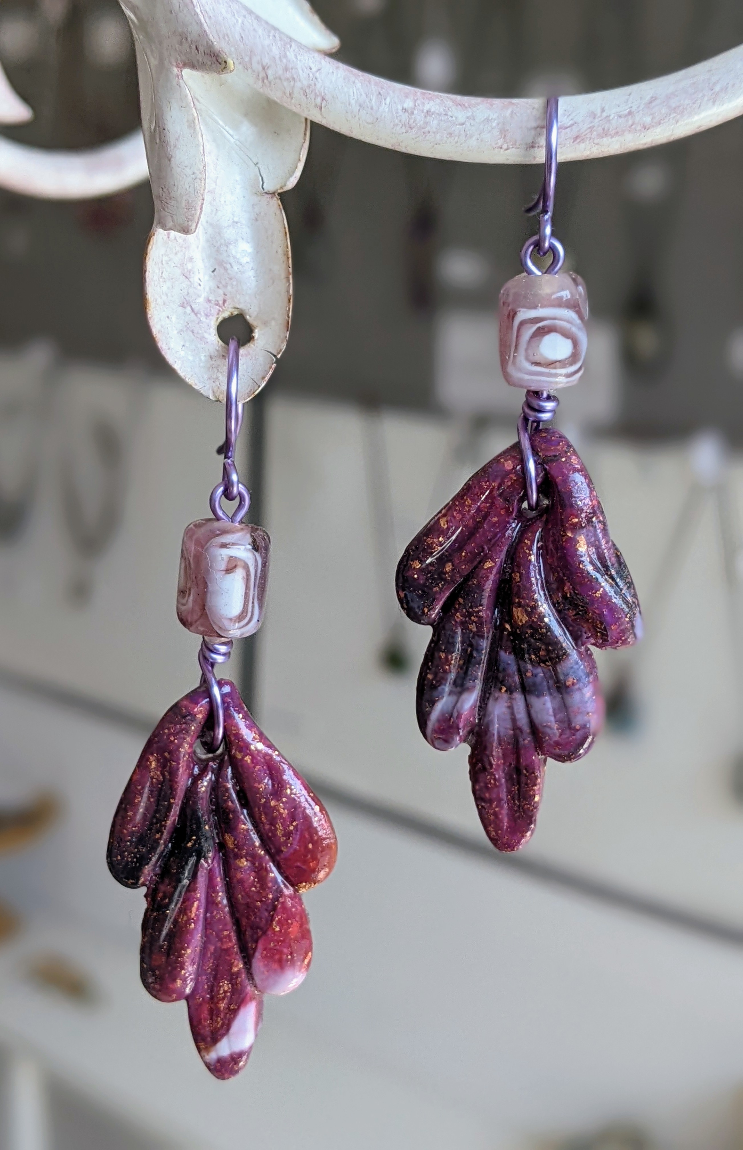 Boucles d'oreilles mauves et roses en pâte polymère