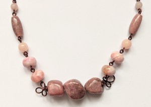 bijoux-alex-yell-aimee-parure-collier-boucles-d-oreilles-rhodonite-quartz-rose-pierres-naturelles-3.jpg