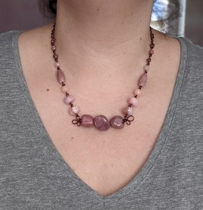 bijoux-alex-yell-aimee-parure-collier-boucles-d-oreilles-rhodonite-quartz-rose-pierres-naturelles-4.jpg