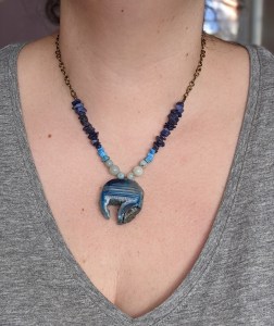 bijoux-alex-yell-amoona-parure-collier-boucles-d-oreilles-agate-lapis-lazuli-pierres-naturelles-4.jpg