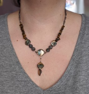 bijoux-alex-yell-shawn-parure-collier-boucles-oreilles-labradorite-oeil-tigre-pierres-naturelles-4.jpg