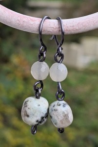 bijoux-alex-yell-quawa-boucles-oreilles-pierres-naturelles-pierre-lune-amazonite.jpg