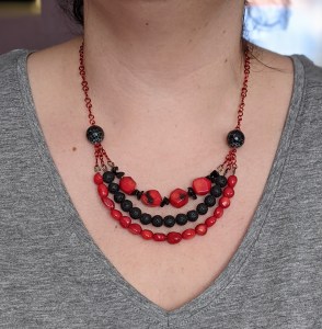 bijoux-alex-yell-yudith-parure-collier-boucles-oreilles-pierres-naturelles-agate-corail-pierre-de-lave.jpg