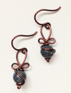 bijoux-alex-yell-talitha-parure-collier-boucles-oreilles-pierres-naturelles-lapis-lazuli-sugilite-corail-3.jpg