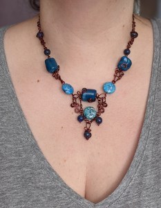 bijoux-alex-yell-talitha-parure-collier-boucles-oreilles-pierres-naturelles-lapis-lazuli-sugilite-corail-4.jpg