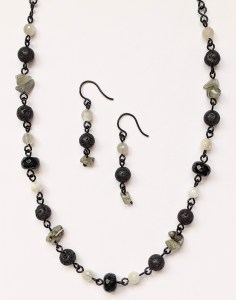 bijoux-alex-yell-galti-parure-collier-boucles-oreilles-pierres-naturelles-labradorite-pierre-de-lune-pierre-de-lave.jpg