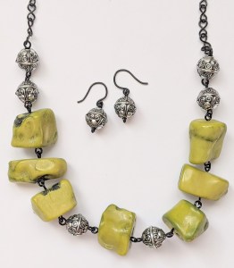 bijoux-alex-yell-puxie-parure-collier-boucles-oreilles-pierres-naturelles-corail.jpg