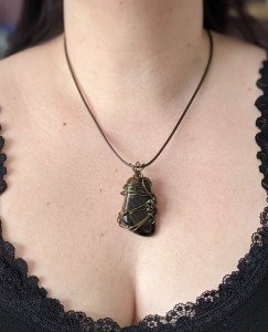 bijoux-alex-yell-nalea-collier-pendentif-pierres-naturelles-oeil-de-tigre-2.jpg
