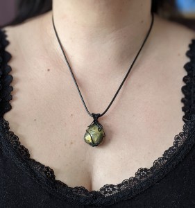 bijoux-alex-yell-riviera-collier-pendentif-pierres-naturelles-pyrite-2.jpg