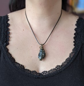 bijoux-alex-yell-vellmie-collier-pendentif-pierres-naturelles-obsidienne-neige-2.jpg