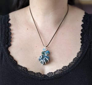 bijoux-alex-yell-josie-collier-pendentif-pierres-naturelles-azurite-2.jpg