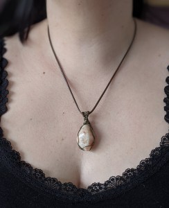 bijoux-alex-yell-magnio-collier-pendentif-pierres-naturelles-pierre-de-soleil-2.jpg