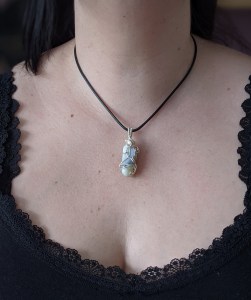 bijoux-alex-yell-monsi-collier-pendentif-pierres-naturelles-pierre-de-lune-2.jpg