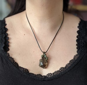 bijoux-alex-yell-fernande-collier-pendentif-pierres-naturelles-labradorite-2.jpg