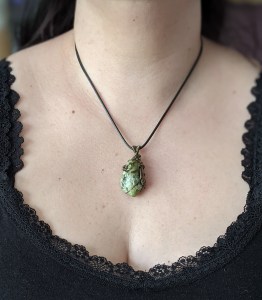 bijoux-alex-yell-lili-collier-pendentif-pierres-naturelles-serpentine-2.jpg
