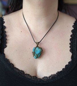 bijoux-alex-yell-azuen-collier-pendentif-pierres-naturelles-chrysocolle-2.jpg