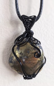 bijoux-alex-yell-riviera-collier-pendentif-pierres-naturelles-pyrite.jpg