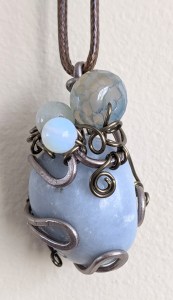 bijoux-alex-yell-koda-collier-pendentif-pierres-naturelles-angélite.jpg