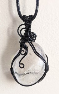 bijoux-alex-yell-romla-collier-pendentif-pierres-naturelles-cristal-de-roche-quartz.jpg
