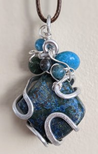 bijoux-alex-yell-josie-collier-pendentif-pierres-naturelles-azurite.jpg