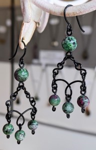 bijoux-alex-yell-milinda-boucles-oreilles-pierres-naturelles-rubis-zoisite.jpg