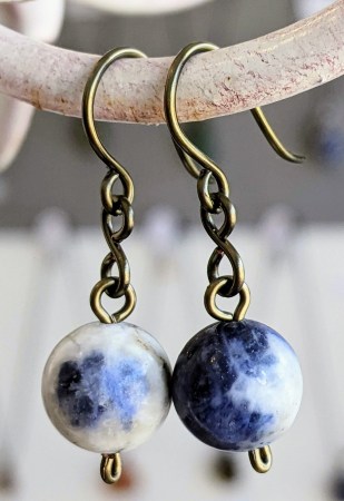 bijoux-alex-yell-paioma-boucles-oreilles-pierres-naturelles-sodalite.jpg