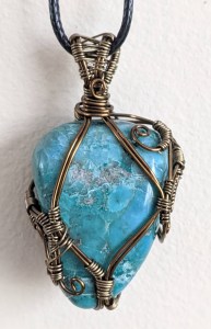 bijoux-alex-yell-azuen-collier-pendentif-pierres-naturelles-chrysocolle.jpg