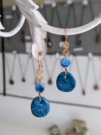 bijoux-alex-yell-boucles-d-oreilles-pate-polymere-grandes-boucles-d-oreilles-EFIM144Mlaï.jpg