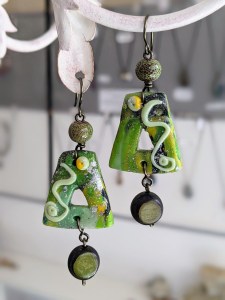 bijoux-alex-yell-boucles-d-oreilles-pate-polymere-grandes-boucles-d-oreilles-EFIM154Djena.jpg