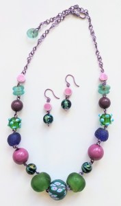 bijoux-alexyell-collier-boucles-d-oreilles-parures-diverses-perles-artisanales-du-ghana-EPE811Kalliam.jpg