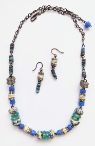 bijoux-alexyell-collier-boucles-d-oreilles-parures-diverses-perles-artisanales-du-ghana-EPE812rootie.jpg