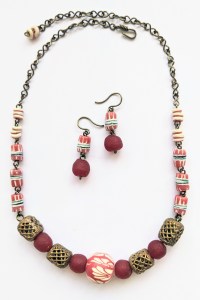 bijoux-alexyell-collier-boucles-d-oreilles-parures-diverses-perles-artisanales-du-ghana-EPE813Venta.jpg