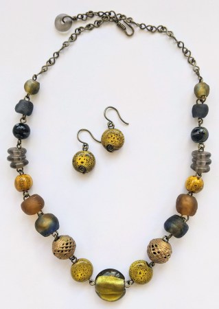 bijoux-alexyell-collier-boucles-d-oreilles-parures-diverses-perles-artisanales-du-ghana-EPE815Flanie.jpg