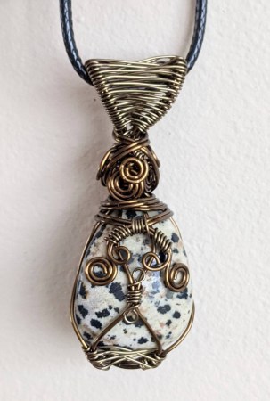 bijoux-alex-yell-dalam-collier-pendentif-pierres-naturelles-jaspe-dalmatien.jpg