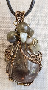 bijoux-alex-yell-fernande-collier-pendentif-pierres-naturelles-labradorite.jpg