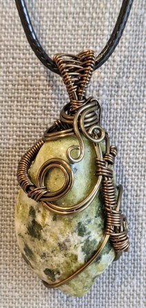 bijoux-alex-yell-lili-collier-pendentif-pierres-naturelles-serpentine.jpg